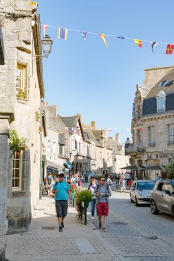  Turistler tarihi Breton kasabası Roscoff 'ta gezintiye çıktılar.