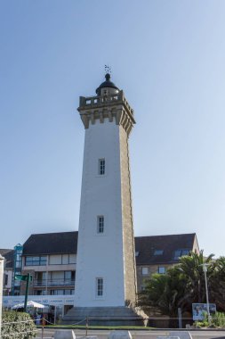 Roscoff balıkçı limanındaki tarihi deniz feneri serin mavi akşam ışığında