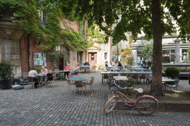 Biel 'in tarihi eski kasabasındaki pitoresk şehir kafesi ve barı