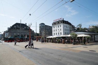  Şehir otobüsü yayaların geçtiği yoğun bir kavşakta.