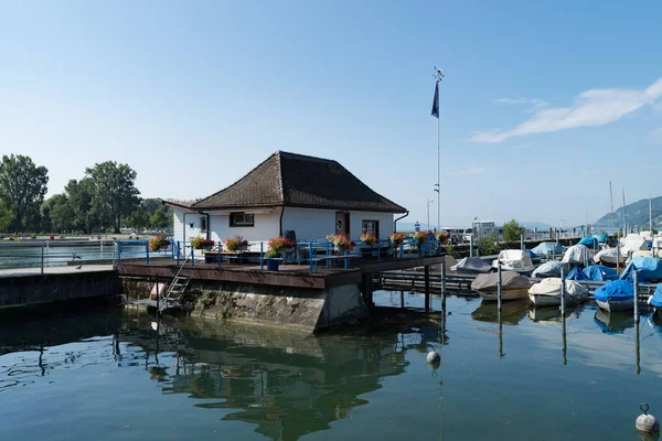 Blick auf die Bootsschule und den Hafen am Bielersee in der Schweiz — Stockfoto