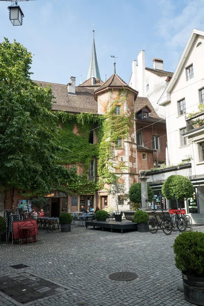 Pittoreska stadens café och bar i den historiska gamla staden Biel — Stockfoto