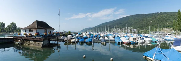 Widok panoramiczny szkoły łodzi i portu nad jeziorem Biel w Szwajcarii — Zdjęcie stockowe