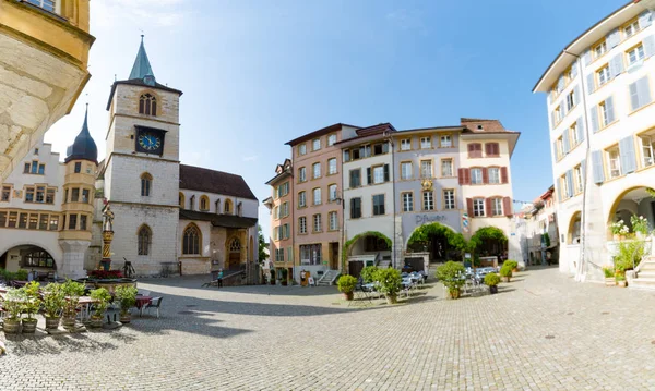 Widok na Rynek Pierścieni i Fontannę Vennerbrunnen w zabytkowym Starym Mieście Biel — Zdjęcie stockowe