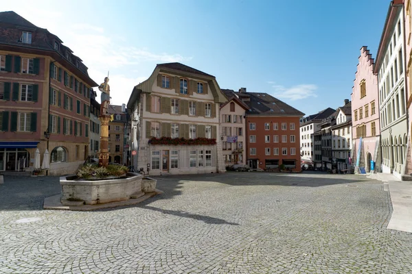 Uitzicht op de Burgplatz en de historische fontein in het pittoreske oude centrum van Biel — Stockfoto