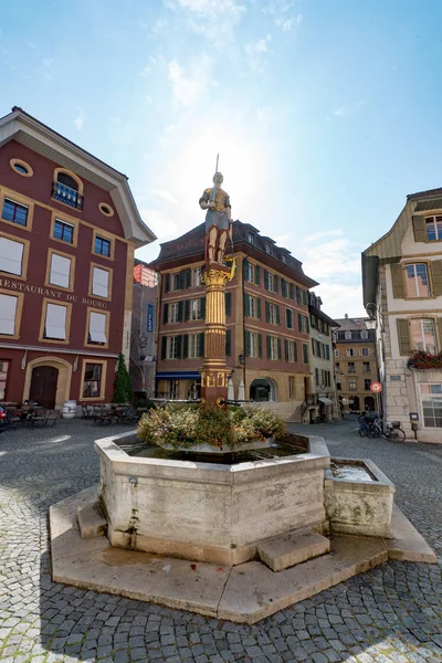 Vista sulla piazza Burgplatz e sulla fontana storica nel pittoresco centro storico di Biel — Foto Stock