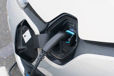 Elektrikli çevre dostu bir arabada şarj bataryalarının görüntüsünü kapat