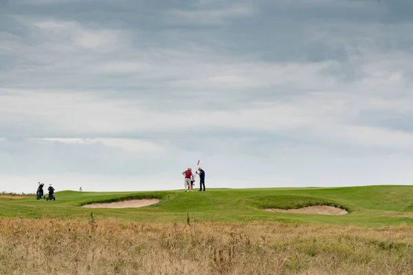 Les gens aiment jouer au golf Etretat sur la côte de Normandie — Photo