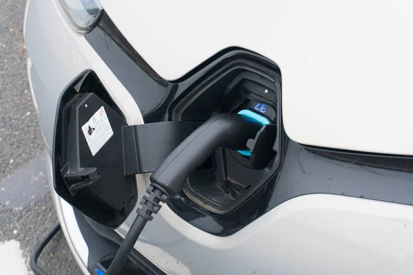 Zbliżenie widok ładowania akumulatora w elektrycznym ekologicznym samochodzie — Zdjęcie stockowe