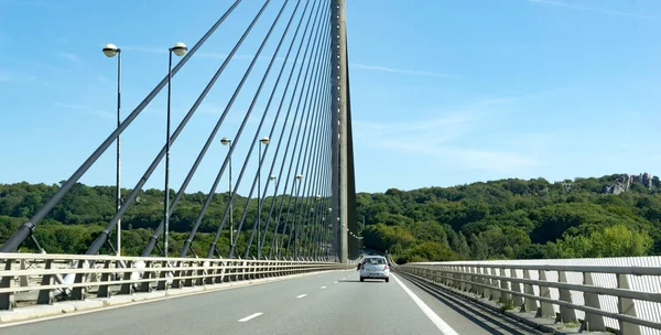 Праздничное движение во время летних каникул на мосту Пон-де-Ируаз близ Бреста в Бретани — стоковое фото