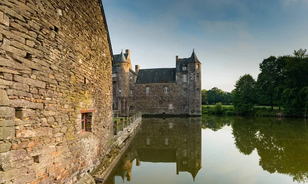 View of the historic Chateau Trecesson castle in the Broceliande Forest with reflections in the pond — Stock Photo, Image