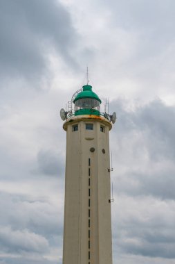 Normandiya sahilindeki Kaptan d 'Antifer deniz fenerinin yakın görüntüsü.