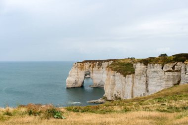 okyanusa düşen dikey kayalıkların görünümü