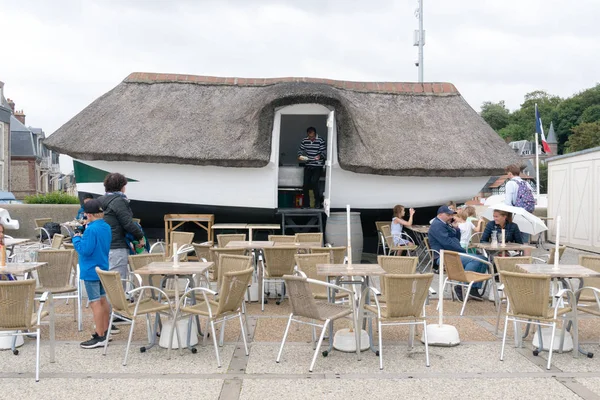 Touristen genießen Snacks und Getränke in den alten Fischerbootbars und Restaurants — Stockfoto