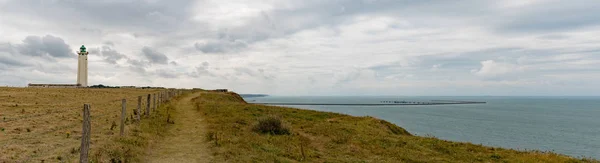 Vista panorámica del océano y la costa con campos verdes y acantilados irregulares —  Fotos de Stock