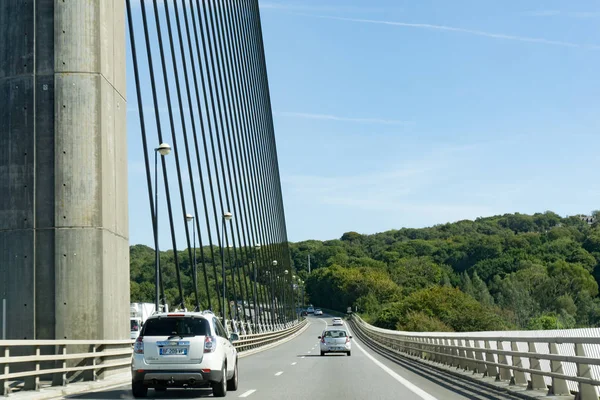 Tráfego de férias durante as férias de verão na ponte Pont de l 'Iroise perto de Brest, na Bretanha — Fotografia de Stock