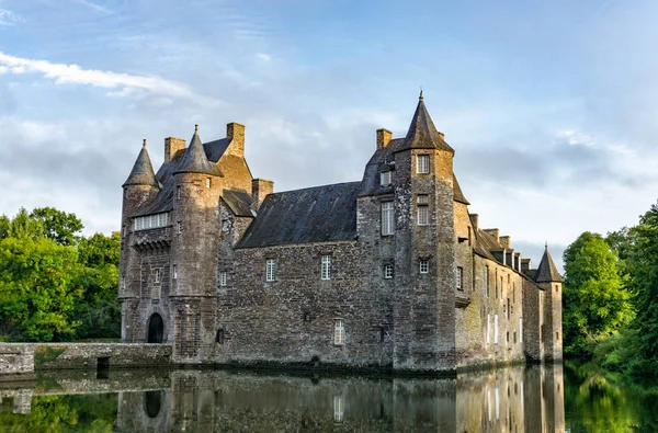 Castelo histórico Chateau Trecesson na Floresta Broceliande com reflexos na lagoa — Fotografia de Stock