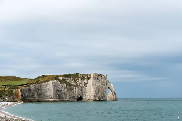 As Falaises de Etretat penhascos de rocha e praia na costa da Normandia — Fotografia de Stock