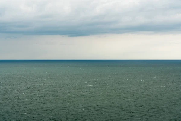 Medytacyjny krajobraz oceanu i nieba z wyrazistymi chmurami — Zdjęcie stockowe