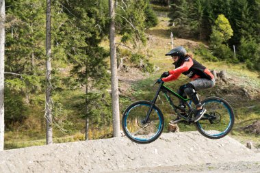 Yokuş aşağı bisikletçi yüksekten atlıyor ve Lenzerheide 'de iyi sürüyor.