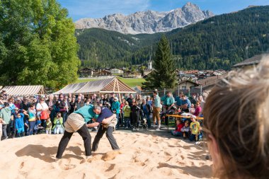 İsviçre güreş karşılaşması sırasında ringde iki erkek.