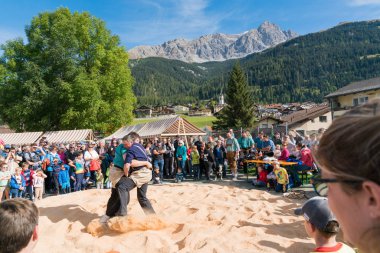 İsviçre güreş karşılaşması sırasında ringde iki erkek.