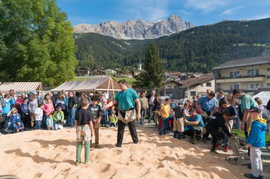 Bir atölye sırasında çocuklara İsviçre güreşi kuralları öğretildi