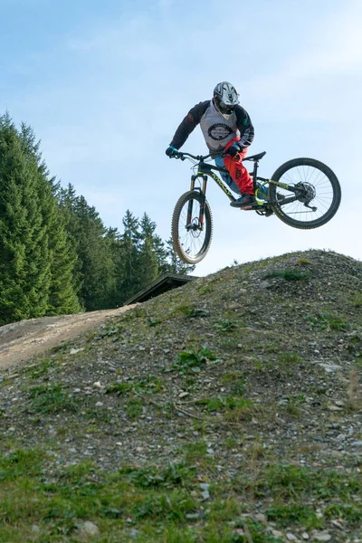 在Lenzerheide山下骑自行车的人跳得很高，骑得很辛苦 — 图库照片