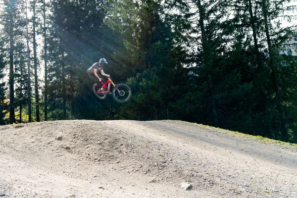 Sjezd horský cyklista skákání vysoko a na koni tvrdě v Lenzerheide — Stock fotografie