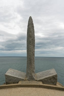 Normandiya 'daki Pointe du Hoc Anıtı dikey görünümü
