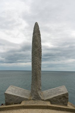 Normandiya 'daki Pointe du Hoc Anıtı dikey görünümü