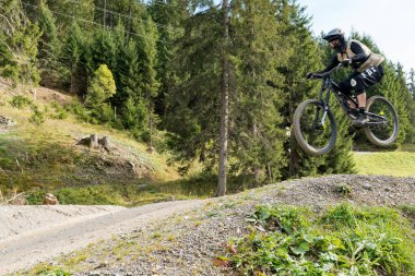 Yokuş aşağı bisikletçi yüksekten atlıyor ve Lenzerheide 'de iyi sürüyor.