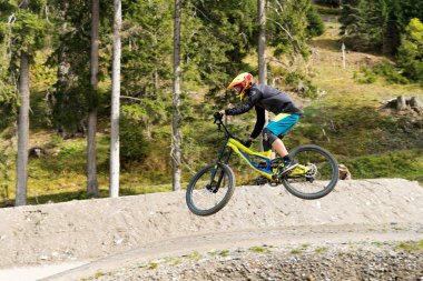 Yokuş aşağı bisikletçi yüksekten atlıyor ve Lenzerheide 'de iyi sürüyor.