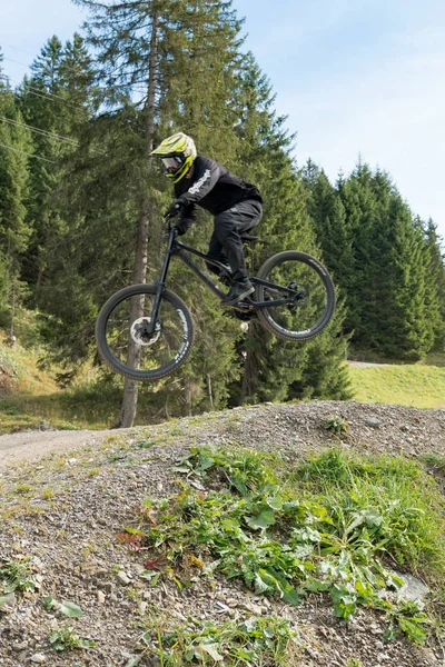 Downhill mountain biker pulando alto e montando duro em Lenzerheide — Fotografia de Stock