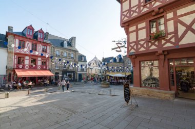 Notre Dame Meydanı 'ndaki restoranlarda yemek yiyen turistler.