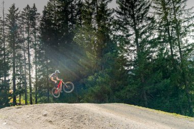 Yokuş aşağı bisikletçi yüksekten atlıyor ve Lenzerheide 'de iyi sürüyor.