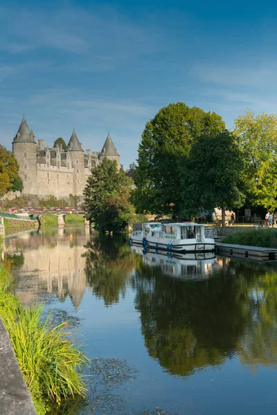 El canal del río Oust y casas flotantes y el castillo de Chateau Josselin — Foto de Stock