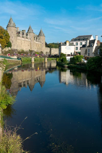 El canal del río Oust y el castillo de Chateau Josselin en Bretaña — Foto de Stock