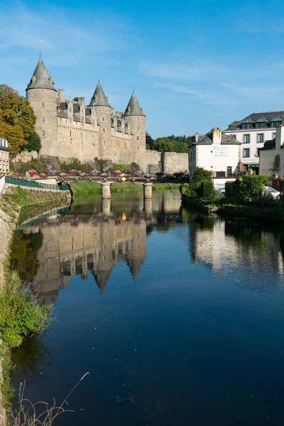 Kanał rzeki Oust i zamek Josselin w Bretanii — Zdjęcie stockowe