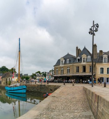 Birçok turist Auray 'ın eski kasaba ve limanını ziyaret etmekten keyif alır.