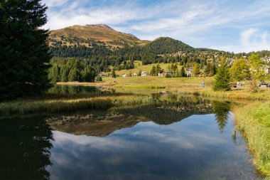 Valbella köyü İsviçre Alplerindeki dağ gölüne yansıdı