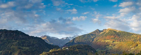 Panorama Schweiziska Alperna bergslandskap på hösten — Stockfoto