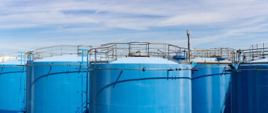 büyük mavi indsutriyal silolar veya petrol veya diğer sıvılar için depolama tankları