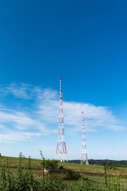 Junglinster, Grevenmacher / Lüksemburg: - 11 Ağustos 2019: Junglinster 'daki Clt Emisyon Merkezi' ndeki radyo ve televizyon antenlerinin görüntüsü