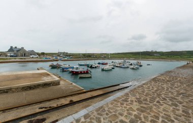 Fransa 'nın vahşi Normandiya kıyısındaki küçük liman ve liman köyü Goury