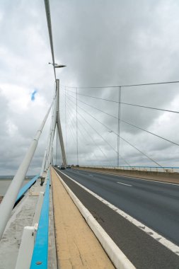 Fransa 'da Seine nehri üzerindeki Normandiya Köprüsü' nde tatil trafiği