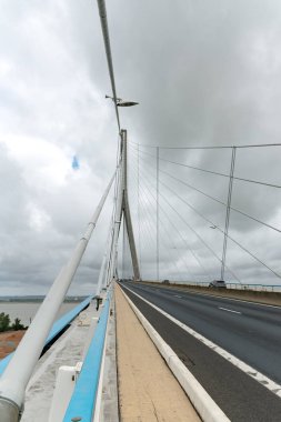 Fransa 'da Seine nehri üzerindeki Normandiya Köprüsü' nde tatil trafiği