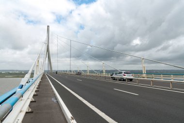 Fransa 'da Seine nehri üzerindeki Normandiya Köprüsü' nde tatil trafiği