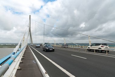 Fransa 'da Seine nehri üzerindeki Normandiya Köprüsü' nde tatil trafiği