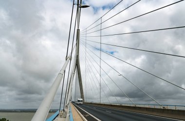 Fransa 'da Seine nehri üzerindeki Normandiya Köprüsü' nde tatil trafiği